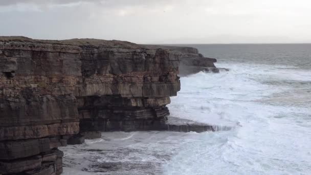 巨大的海浪在Muckross Head（英语：Muckross Head）-爱尔兰多内加尔县Killybegs以西的一个小半岛破裂。 这些悬崖以攀岩而闻名 — 图库视频影像