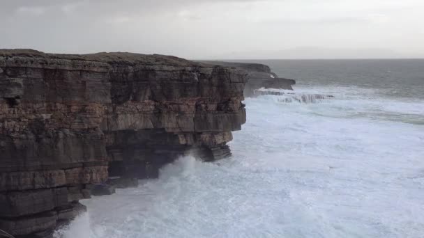 Enorme golven breken bij Muckross Head - Een klein schiereiland ten westen van Killybegs, County Donegal, Ierland. De klif rotsen zijn beroemd om het klimmen — Stockvideo