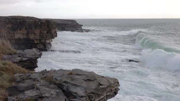 巨大的海浪在Muckross Head（英语：Muckross Head）-爱尔兰多内加尔县Killybegs以西的一个小半岛破裂。 这些悬崖以攀岩而闻名 — 图库视频影像