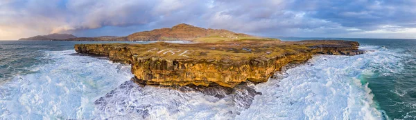 Luftaufnahme riesiger Wellen, die am Muckross Head brechen - einer kleinen Halbinsel westlich von Kilybegs, County Donegal, Irland. Die Felsen der Klippen sind berühmt für ihr Klettern — Stockfoto