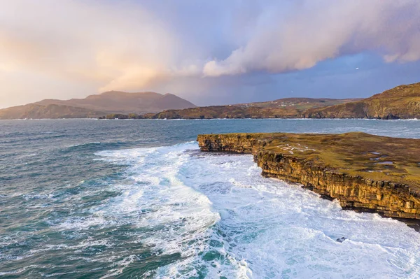 Luchtfoto van enorme golven die breken bij Muckross Head - Een klein schiereiland ten westen van Killybegs, County Donegal, Ierland. De klif rotsen zijn beroemd om het klimmen — Stockfoto