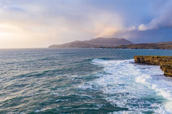 Vista aérea de enormes olas rompiendo en Muckross Head - Una pequeña península al oeste de Killybegs, Condado de Donegal, Irlanda. Las rocas del acantilado son famosas por escalar — Foto de Stock