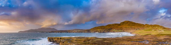 Hatalmas hullámok törnek ki Muckross Headnél - egy kis félsziget Killybegstől nyugatra, Donegal megyében, Írországban. A sziklák híresek a mászásról. — Stock Fotó