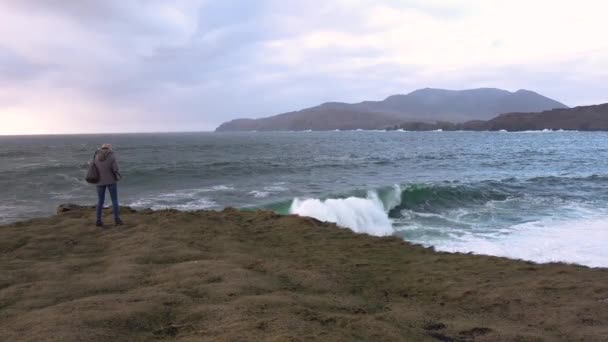 Muckross Headでの巨大な波-アイルランドのドニゴール州キリュベス郡の小さな半島西。崖の岩は登山で有名です。 — ストック動画