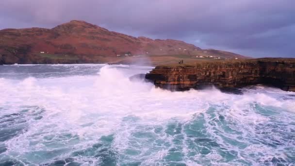 Grandes olas rompiendo en Muckross Head - Una pequeña península al oeste de Killybegs, Condado de Donegal, Irlanda. Las rocas del acantilado son famosas por escalar — Vídeos de Stock