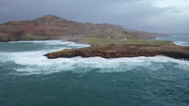 Ondas enormes quebrando em Muckross Head - Uma pequena península a oeste de Killybegs, Condado de Donegal, Irlanda. As rochas do penhasco são famosas por escalar — Vídeo de Stock