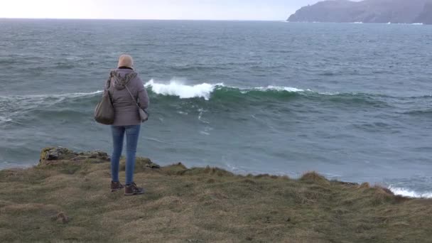 Huge waves breaking at Muckross Head - A small peninsula west of Killybegs, County Donegal, Ireland. The cliff rocks are famous for climbing — Stock Video