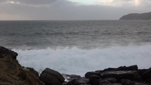 Vagues énormes se brisant à Muckross Head - Une petite péninsule à l'ouest de Killybegs, comté de Donegal, Irlande. Les rochers de falaise sont célèbres pour l'escalade 