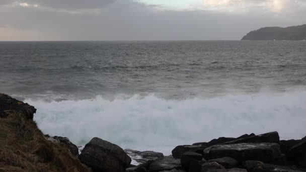 Hatalmas hullámok törnek ki Muckross Headnél - egy kis félsziget Killybegstől nyugatra, Donegal megyében, Írországban. A sziklák híresek a mászásról. — Stock videók