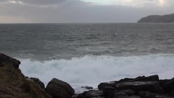 Ogromne fale pękają na Muckross Head - mały półwysep na zachód od Killybegs, hrabstwo Donegal, Irlandia. Skały skalne słyną ze wspinaczki. — Wideo stockowe