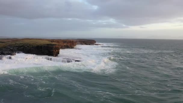 巨大的海浪在Muckross Head（英语：Muckross Head）-爱尔兰多内加尔县Killybegs以西的一个小半岛破裂。 这些悬崖以攀岩而闻名 — 图库视频影像