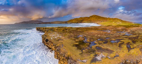 Huge waves breaking at Muckross Head - A small peninsula west of Killybegs, County Donegal, Ireland. The cliff rocks are famous for climbing — Stockfoto