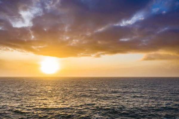 Pôr do sol em Muckross Head enquanto ondas enormes estão chegando Condado de Donegal, Irlanda — Fotografia de Stock