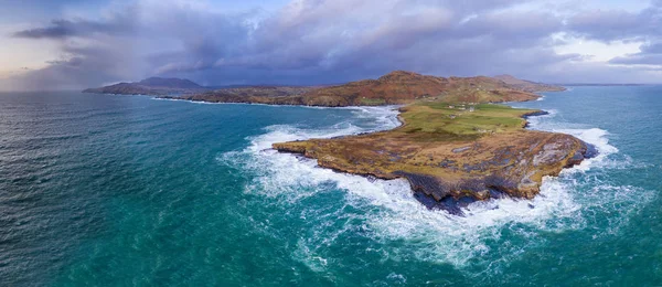 Hatalmas hullámok törnek ki Muckross Headnél - egy kis félsziget Killybegstől nyugatra, Donegal megyében, Írországban. A sziklák híresek a mászásról. — Stock Fotó