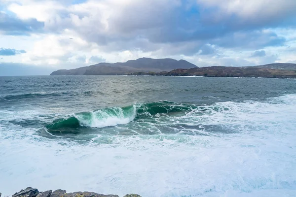 Riesige Wellen brechen an muckross head - eine kleine Halbinsel westlich von killybegs, county donegal, irland. Die Felsen der Klippen sind berühmt für ihr Klettern — Stockfoto