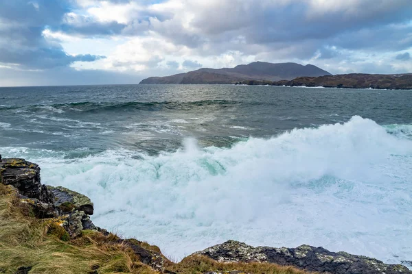 Riesige Wellen brechen an muckross head - eine kleine Halbinsel westlich von killybegs, county donegal, irland. Die Felsen der Klippen sind berühmt für ihr Klettern — Stockfoto