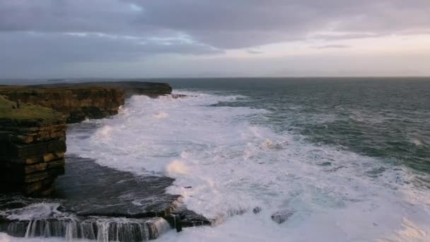 巨大的海浪在Muckross Head（英语：Muckross Head）-爱尔兰多内加尔县Killybegs以西的一个小半岛破裂。 这些悬崖以攀岩而闻名 — 图库视频影像