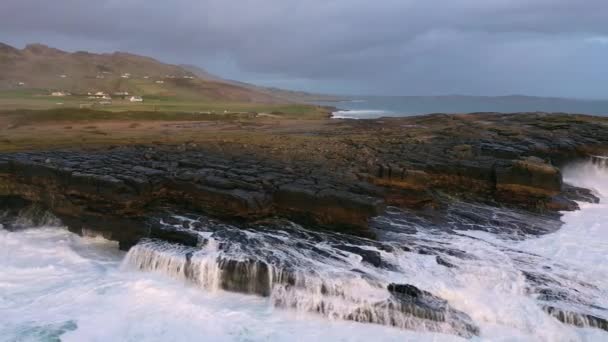 巨大的海浪在Muckross Head（英语：Muckross Head）-爱尔兰多内加尔县Killybegs以西的一个小半岛破裂。 这些悬崖以攀岩而闻名 — 图库视频影像