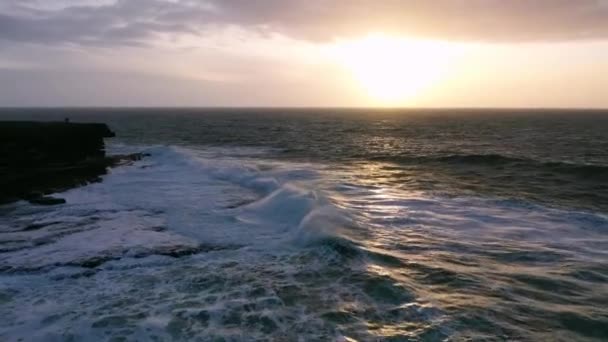 Obrovské vlny lámání na Muckross Head - Malý poloostrov západně od Killybegs, County Donegal, Irsko. Skály jsou proslulé lezení — Stock video