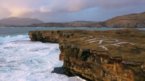 Τεράστια κύματα σπάνε στο Muckross Head - Μια μικρή χερσόνησος δυτικά του Killybegs, County Donegal, Ιρλανδία. Τα βράχια του βράχου φημίζονται για την αναρρίχηση — Αρχείο Βίντεο