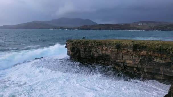 Muckross Headでの巨大な波-アイルランドのドニゴール州キリュベス郡の小さな半島西。崖の岩は登山で有名です。 — ストック動画