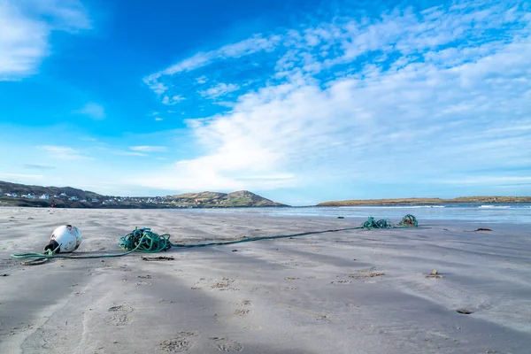 Una boa e una trappola per granchi sono finite sulla spiaggia di Portnoo dopo una forte tempesta - Donegal, Irlanda — Foto Stock