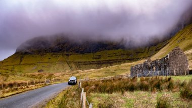 County Leitrim, İrlanda 'daki Gleniff At Nalı' ndaki terk edilmiş eski okul.