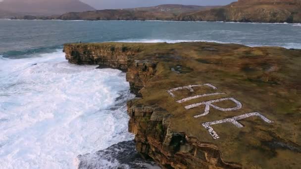 Obrovské vlny lámání na Muckross Head - Malý poloostrov západně od Killybegs, County Donegal, Irsko. Skály jsou proslulé lezení — Stock video