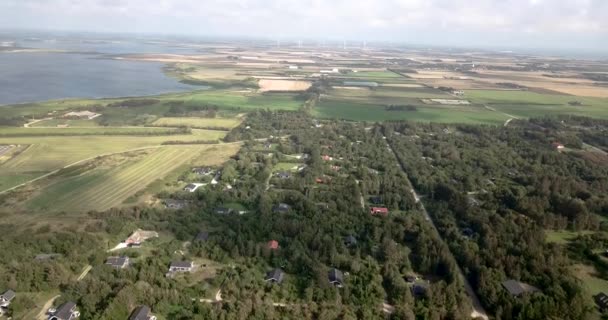 Vista aérea de uma área típica de casas de férias na Dinamarca — Vídeo de Stock