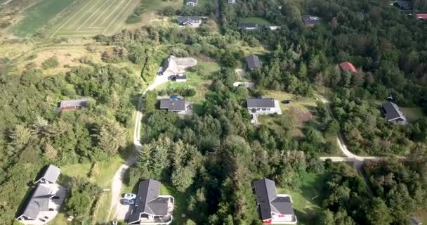 Vista aérea de una zona típica de casas de vacaciones en Dinamarca — Vídeo de stock