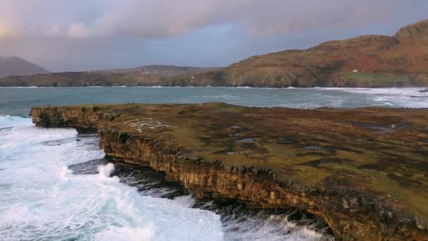 Ondas enormes quebrando em Muckross Head - Uma pequena península a oeste de Killybegs, Condado de Donegal, Irlanda. As rochas do penhasco são famosas por escalar — Vídeo de Stock