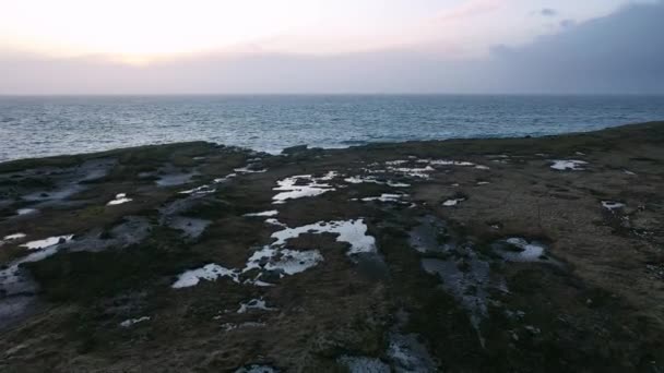 Huge waves breaking at Muckross Head - A small peninsula west of Killybegs, County Donegal, Ireland. The cliff rocks are famous for climbing — 비디오