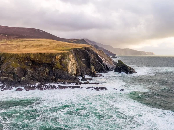 Légi kilátás a gyönyörű tengerparton Malin Beg keres County Donegal, Írország. — Stock Fotó