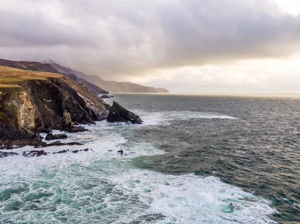 Veduta aerea della bellissima costa di Malin Beg guardando nella contea di Donegal, Irlanda. — Foto Stock