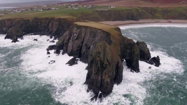 Vista aérea de la hermosa costa en Malin Beg mirando en el Condado de Donegal, Irlanda. — Vídeo de stock