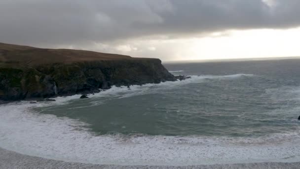 Luftaufnahme der wunderschönen Küste bei Malin Beg in der Grafschaft Donegal, Irland. — Stockvideo