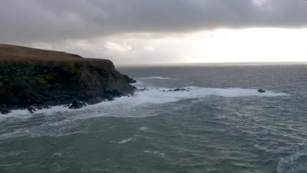 Flygfoto över den vackra kusten vid Malin Beg tittar i County Donegal, Irland. — Stockvideo