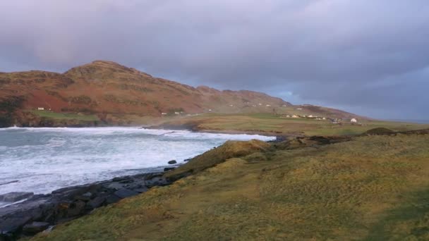 Grandes olas rompiendo en Muckross Head - Una pequeña península al oeste de Killybegs, Condado de Donegal, Irlanda. Las rocas del acantilado son famosas por escalar — Vídeo de stock