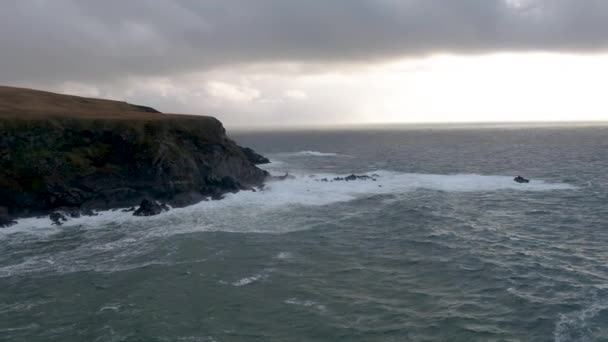 アイルランドのドニゴール州を探しているMalin Begの美しい海岸の空中ビュー. — ストック動画
