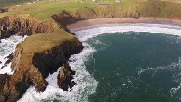 아일랜드 의 돈갈 군 (郡) 을 바라보고 있는 말 린 벡 의아름다운 해안의 공중 사진. — 비디오