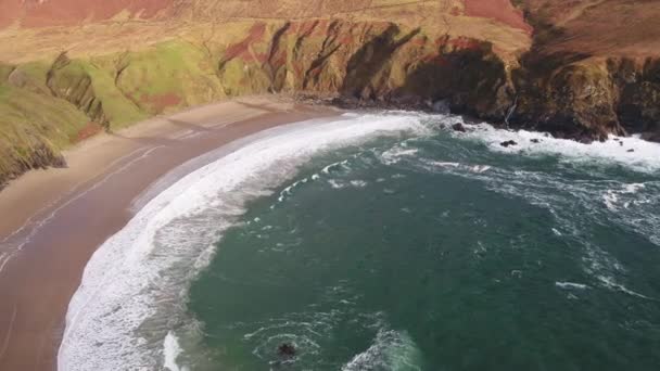 Vista aérea da bela costa em Malin Beg olhando no Condado de Donegal, Irlanda. — Vídeo de Stock