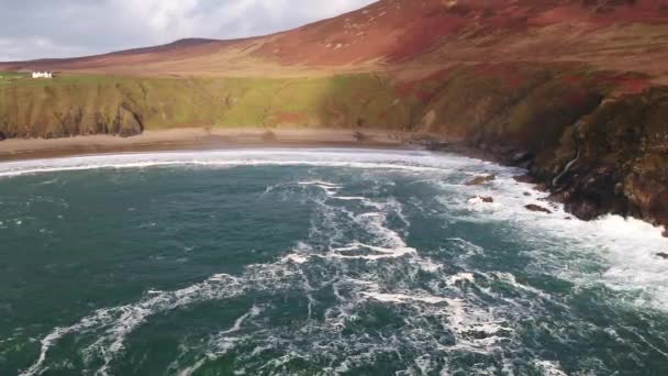 Luchtfoto van de prachtige kust bij Malin Beg kijkend in County Donegal, Ierland. — Stockvideo