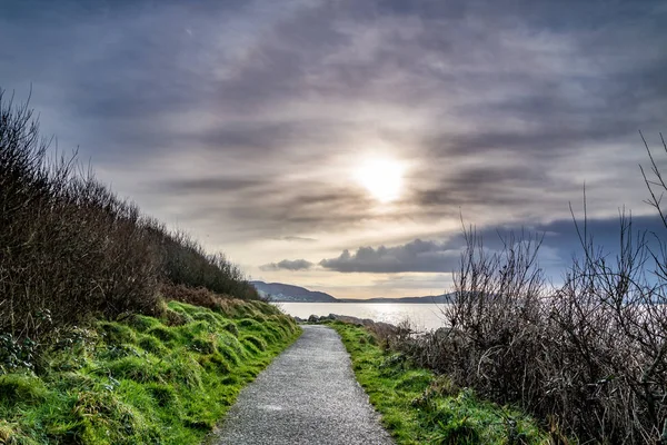 Donegal İlçesi 'ndeki Buncrana ile Cankurtaran Kayığı İstasyonu arasındaki kıyı yolu. — Stok fotoğraf