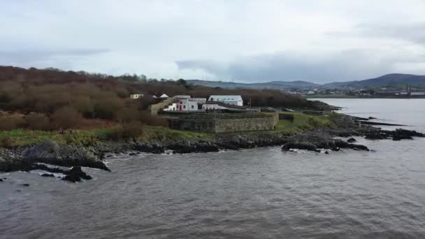 Cankurtaran botu istasyonu, İrlanda Cumhuriyeti Donegal 'deki Buncrana kasabasının kuzeyinde yer almaktadır. — Stok video