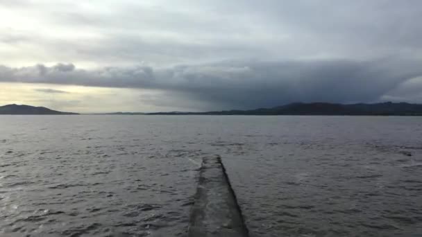 Lämnar piren vid livbåtstationen som ligger norr om staden Buncrana i grevskapet Donegal - Irland — Stockvideo
