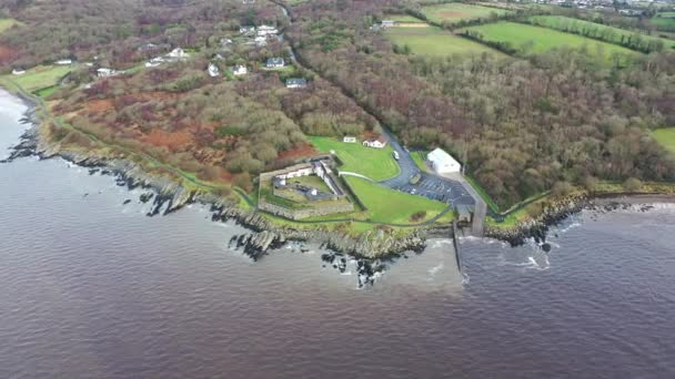 Livbåtsstationen ligger norr om staden Buncrana i grevskapet Donegal - Irland — Stockvideo