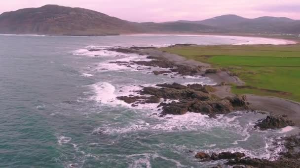 Luchtfoto van Tullagh Bay, Inishowen - County Donegal, Republiek Ierland — Stockvideo
