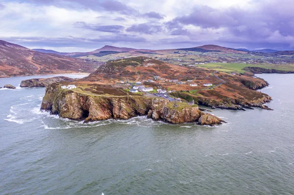 Flygfoto över Fort Dunree och fyr, Inishowen halvön - County Donegal, Irland — Stockfoto