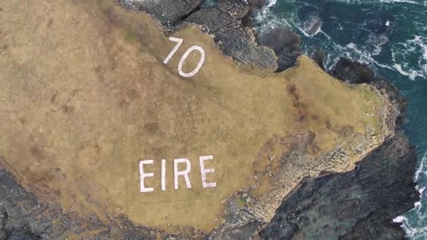 Vista aérea de St. Johns Point y el Eire 10 que marca al lado del faro, Condado de Donegal, Irlanda — Vídeos de Stock