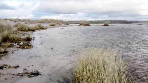 As dunas e praia em Maghera Beach perto de Ardara, Condado de Donegal - Irlanda . — Vídeo de Stock